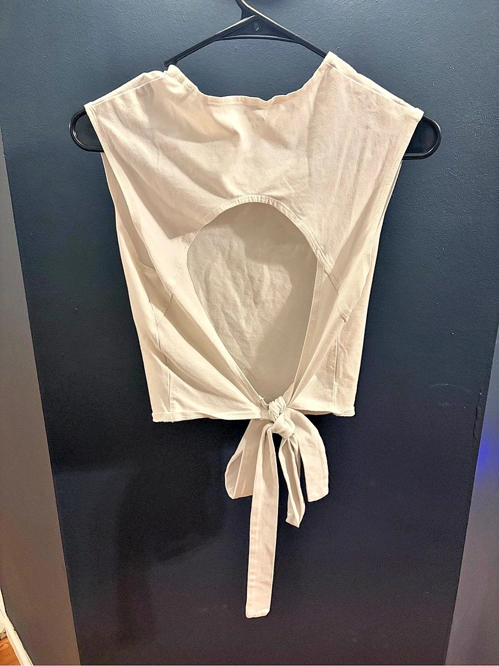 American Eagle Cutout Tie-Back Crop Top in Cream Size Small Like New